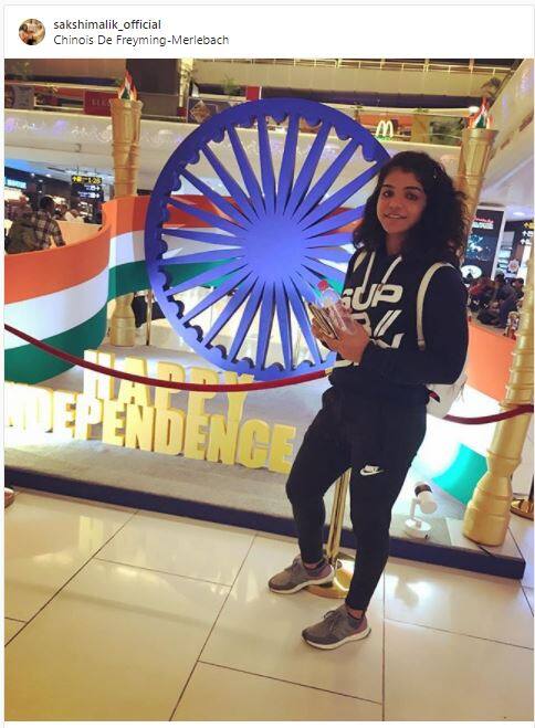 Indian wrestler Sakshi Malik who won Olmpic medal, posted this picture with caption, 'दे सलामी इस तिरंगे को जिस से तेरी शान हैं, सर हमेशा ऊँचा रखना इसका जब तक दिल में जान हैं..!! जय हिन्द, जय भारत HAPPY INDEPENDENCE DAY'