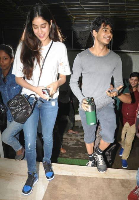 Jhanvi and Ishaan didn't run away from paparazzi, but posed comfortably instead. (ABP News Image)