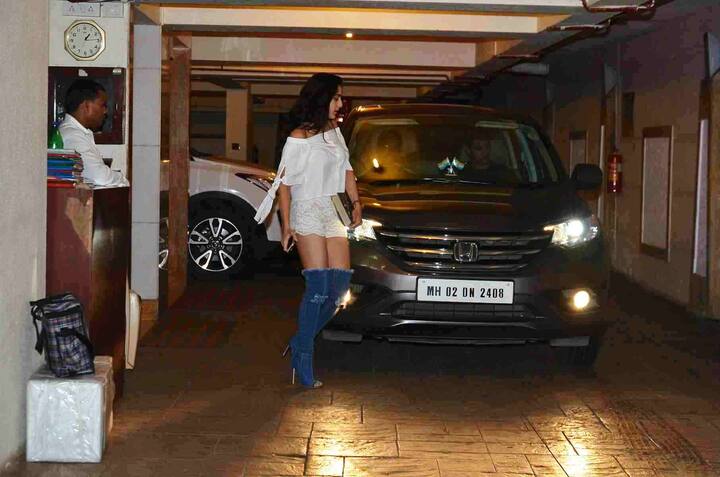 Saif Ali khan’s birthday bash was all about family and close friends. Among biggies like Kareena, Karishma and Soha, it was Saif Ali Khan’s young daughter Sara who stole the show. Sara in her all-white look caught all eyes at the party. She appeared in a white off-shoulder top and white lacy hot-pant. She paired this dress with high denim boots and carried it like a pro !
Image Courtesy: Manav Manglani