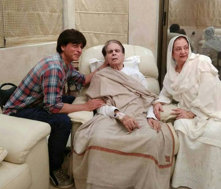 SRK's love for the legedary actor is evident from the pictures. These pictures are going viral on social media. Have a look at the pictures: (ABP News Image)