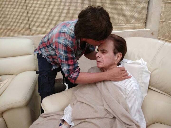 Shah Rukh Khan showering his love on Dilip Kumar. This picture is breaking the Internet. (ABP News Image)