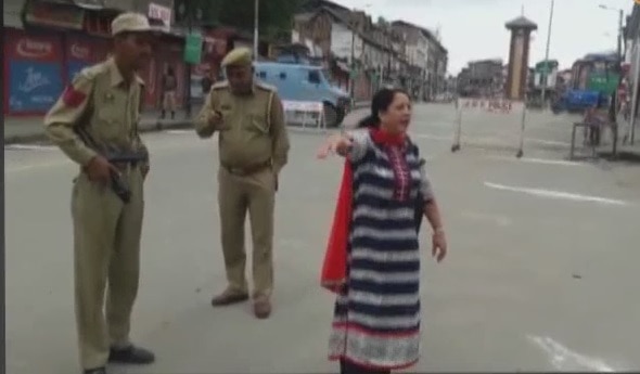 Viral Sach: Woman raises patriotic slogans at Lal Chowk in Srinagar? Viral Sach: Woman raises patriotic slogans at Lal Chowk in Srinagar?
