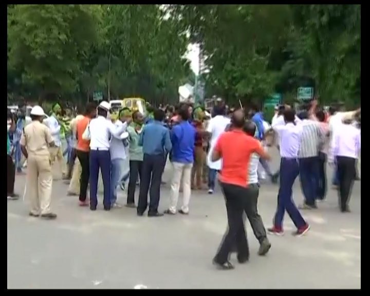 Earlier in the day, supporters of Nitish and Sharad clashed outside the Bihar CM's residence. (Image: ABP Live)