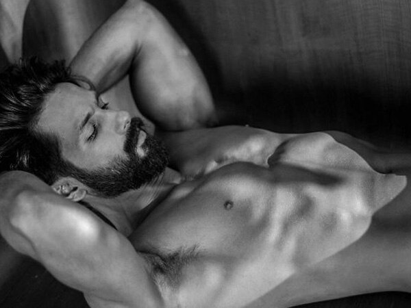 Shahid Kapoor sets Twitter on fire with shirtless photo Shahid Kapoor sets Twitter on fire with shirtless photo
