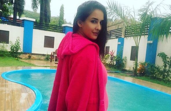 ‘Bade Achhe Lagte Hain’ actress Chahatt Khanna FLAUNTS her BABY BUMP ‘Bade Achhe Lagte Hain’ actress Chahatt Khanna FLAUNTS her BABY BUMP