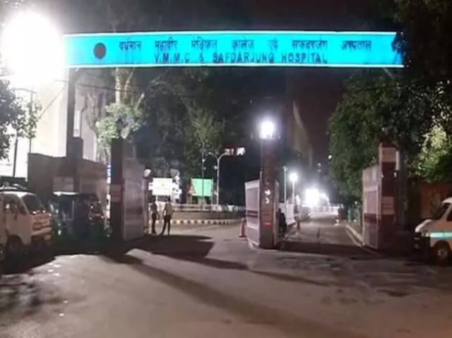 The strike, from Wednesday, badly affected the patients who were asked to return from the emergency gate by the security guards without being treated. The emergency services were also interrupted at the hospital.