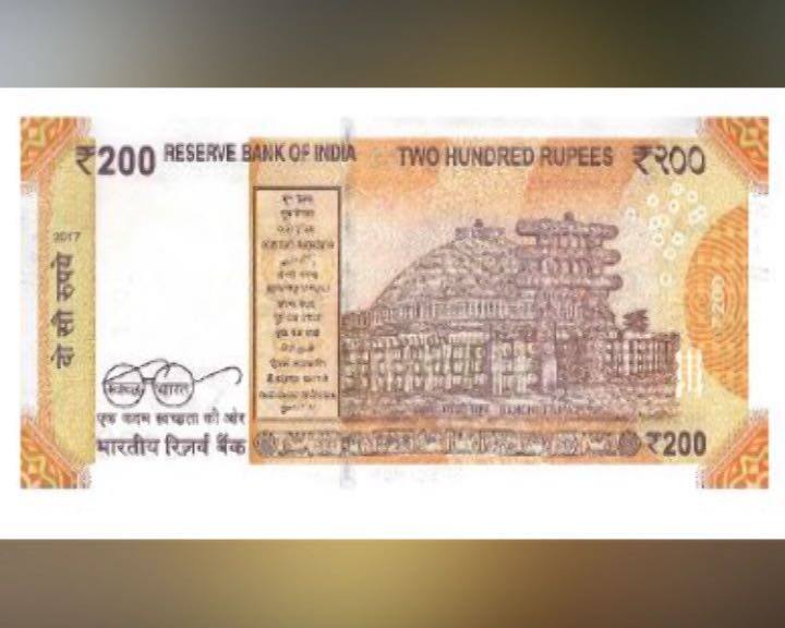 Windowed security thread with inscriptions ‘भारत’ and RBI with colour shift. Colour of the thread changes from green to blue when the note is tilted. Guarantee Clause, Governor’s signature with Promise Clause and RBI emblem towards right of Mahatma Gandhi portrait. Denominational numeral with Rupee Symbol, ₹ 200 in colour changing ink (green to blue) on bottom right. Ashoka Pillar emblem on the right. Mahatma Gandhi portrait and electrotype (200) watermarks