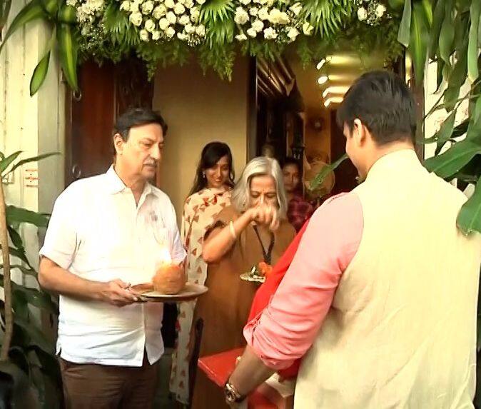 Actor Vivek Oberoi gets Ganpati home and preached him with his family. 