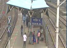 4 coaches of Andheri-CST Harbor local train derailed near Mahim-south side in Mumbai