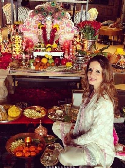 Suzain Khan celebrating GANESH CHATHURTHI Instagram page @fimlyselfies showing us how bollywood celebrates Ganesh Chathurthi