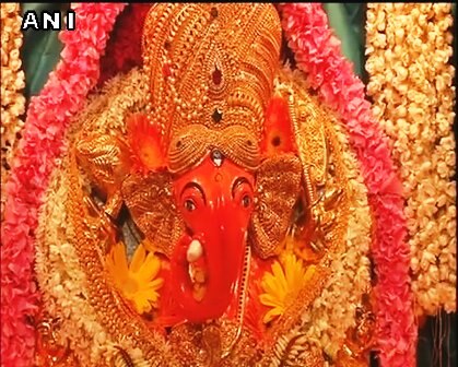 Maharashtra: Devotees throng Mumbai's Siddhivinayak Temple on GaneshChaturthi. PIC/ANI,