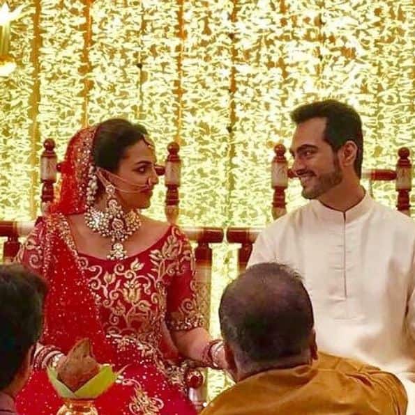 Esha looked splendid in bridal outfit and that pregnancy glow just added to her beauty.(Image Courtesy - Instagram)