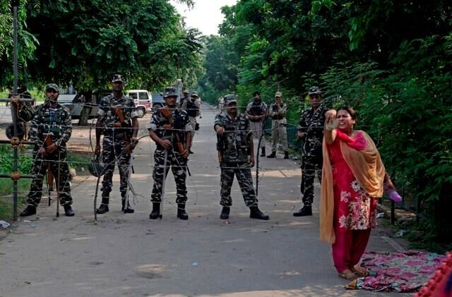 Dera Sacha Sauda chief Ram Rahim verdict: Ram Rahim reached the court in Panchkula, a satellite town of Chandigarh, more than five hours after he left the sect headquarters in Sirsa by road at about 9 am. Sirsa is about 260 kms from Chandigarh. Army personnel and central paramilitary forces took positions around the CBI court complex in Panchkula, even as the area close to the complex was sealed. (AP Photo)