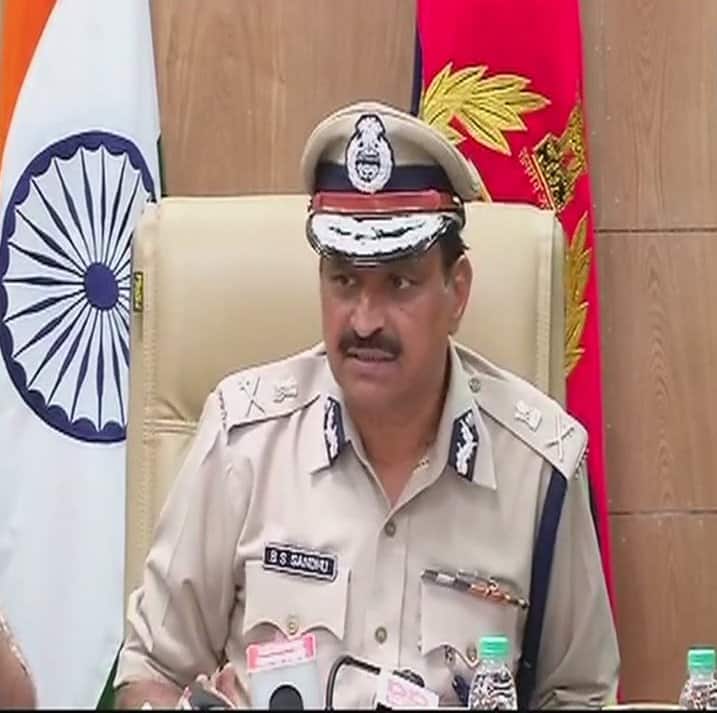 24 vehicles impounded by police in Panchkula. 5 pistols (79 rounds), 2 rifles (52 rounds), AK 47, iron rods,hockey sticks also recovered:DGP