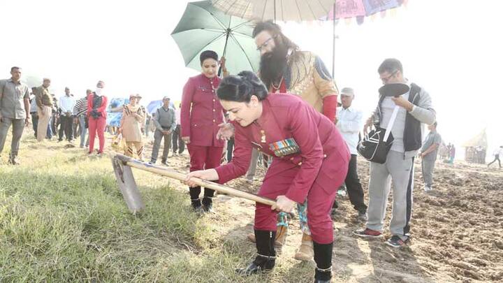 Honeypreet acted in 'MSG 2 -The Messenger' and later had a special appearance in 'MSG-The Warrior Lion Heart'.