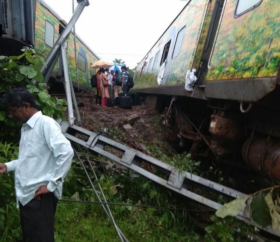 Nagpur-Mumbai Duronto Express derails LIVE UPDATES: 9 coaches of Duronto Express derail in Maharashtra's Titwala Nagpur-Mumbai Duronto Express derails LIVE UPDATES: 9 coaches of Duronto Express derail in Maharashtra's Titwala