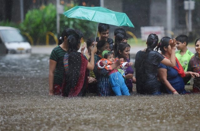 Mumbai Rains: How Mumbaikars open their hearts and homes to stranded people Mumbai Rains: How Mumbaikars open their hearts and homes to stranded people