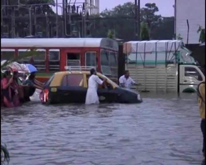 The dabbawallas pride themselves on the 'deliver on time' motto, irrespective of Mumbai's heat or heavy rains. The India Meteorological Department (IMD) has forecast 