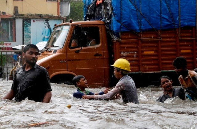 This monsoon, BMC to install sensor-equipped flood gauges Mumbai Monsoon: अब बाढ़ आने से पहले मिल जाएगा अलर्ट, BMC ने मुंबई के निचले इलाकों में लगाए स्पेशल बाढ़ सेंसर