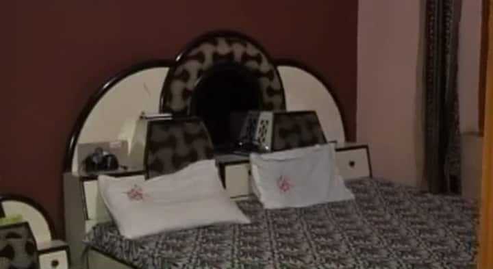 This is the same room where Honeypreet was brought and as revealed by Sanjay Chawla, Honeypreet appeared enormously stressed. She didn’t talk to anyone while in the car or in the house. All the 3 people mentioned in the letter were unknown to Honeypreet therefore she didn’t talk much to them.