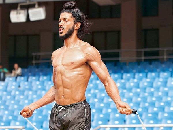 Farhan Akhtar's workout mantra will give you serious fitness goals! Farhan Akhtar's workout mantra will give you serious fitness goals!