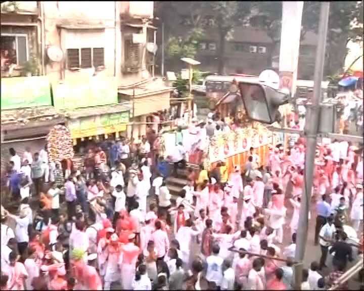 The smaller idols will be immersed first, followed by the big ones like Lalbaugcha Raja, which will be immersed in the Arabian Sea at Girgaum Chowpatty in south Mumbai.