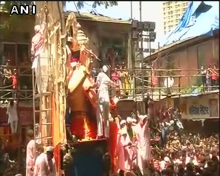 The BMC has appealed devotees to inform the civic authorities as and when they need any assistance or if they are stung by jelly fish or sting ray. (Idol immersion procession of #LalbaugChaRaja. PIC/ANI.)