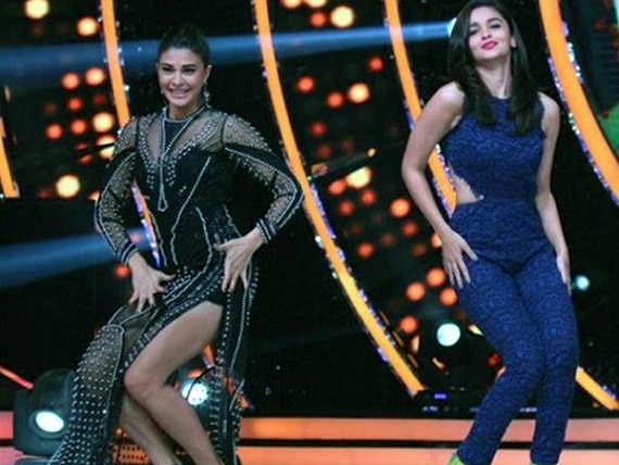 Jacqueline Fernandez laughs off rumours about unfollowing Alia Bhatt! Jacqueline Fernandez laughs off rumours about unfollowing Alia Bhatt!