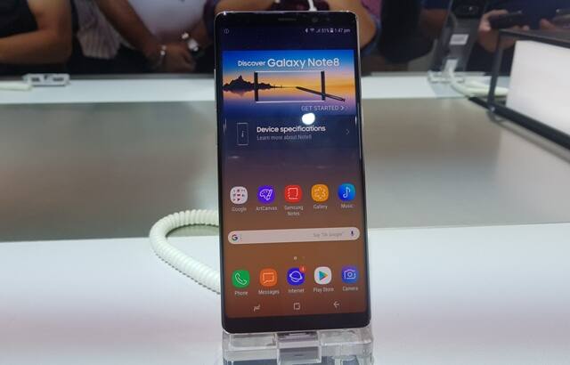 The handset also houses a microSD card slot for expandable storage. Connectivity options include 4G VoLTE, Bluetooth 5.0, Wi-Fi 802.11ac and GPS. Note 8 runs Android 7.1.1 Nougat OS with Samsung's TouchWiz UI on top. 