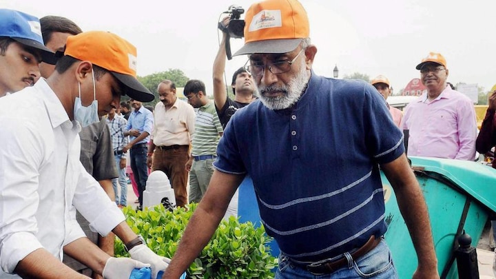 Union minister Alphons cleans India Gate lawns after volunteers 'arrange' garbage for him Union minister Alphons cleans India Gate lawns after volunteers 'arrange' garbage for him