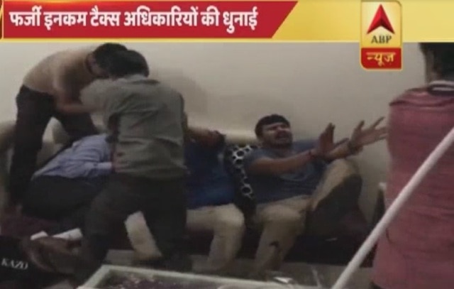 Watch: Fake Income Tax officers beaten up, arrested in Delhi Watch: Fake Income Tax officers beaten up, arrested in Delhi