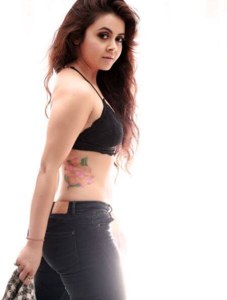 Devoleena Bhattacharjee recently did a hot photo shoot where she is looking smokingly hot. She is wearing a black bra and a black denim in this picture. 