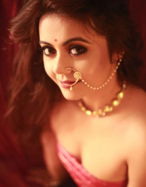 She is currently enjoying her break after end of her 'Saath Nibhana Saathiya'. In this traditional look, Devoleena is slaying with her eyes.