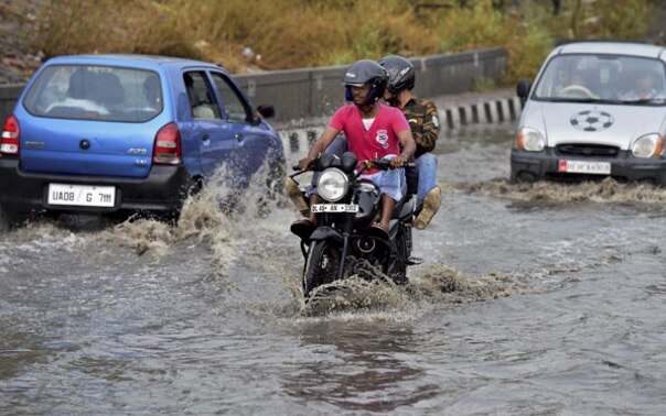 Heavy rains lash Delhi-NCR, bring relief from heat Heavy rains lash Delhi-NCR, bring relief from heat