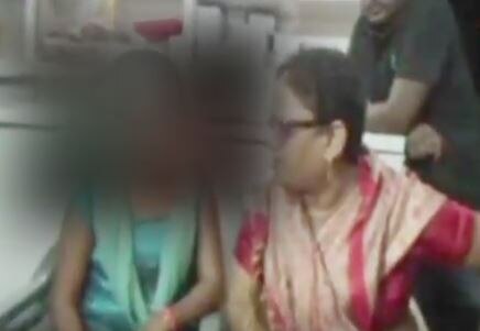 Uttar Pradesh: BJP woman leader slaps girl for being friendly with Muslim youth in Aligarh Uttar Pradesh: BJP woman leader slaps girl for being friendly with Muslim youth in Aligarh
