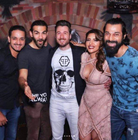 The couple had invited their friends from the TV industry too. Actor Karan Grover was also present at the party. 