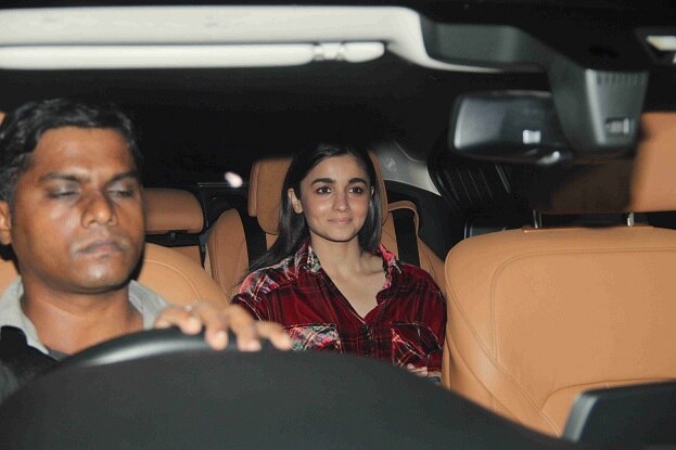 Its Ranbir Kapoor's birthday today. Last night a long list of Bollywood celebrities came out for Ranbir's Birthday Bash. Actress Alia Bhatt was also seen there. 