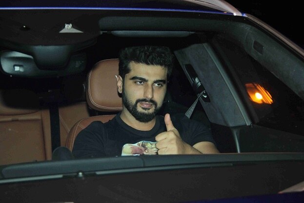 Actor Arjun Kapoor showed a thumbs up to the Paparazzi. 