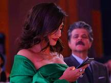 \'Over protective\' Anil Kapoor \'caught\' peeping into Sonam\'s phone!