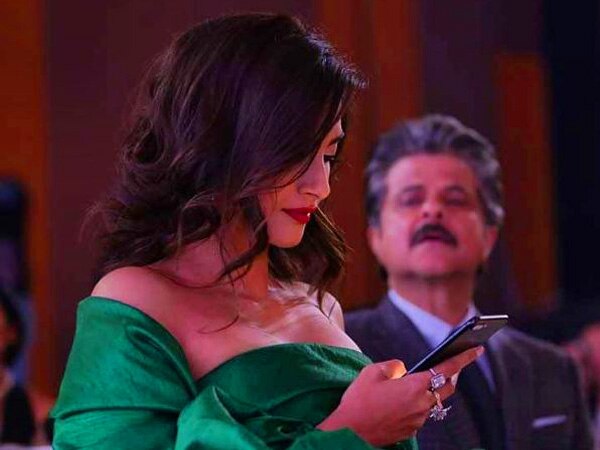 'Over protective' Anil Kapoor 'caught' peeping into Sonam's phone! 'Over protective' Anil Kapoor 'caught' peeping into Sonam's phone!