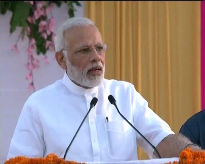 PM Modi also addressed the masses and asked them to pledge that they would eradicate negativity from the country by 2022. 