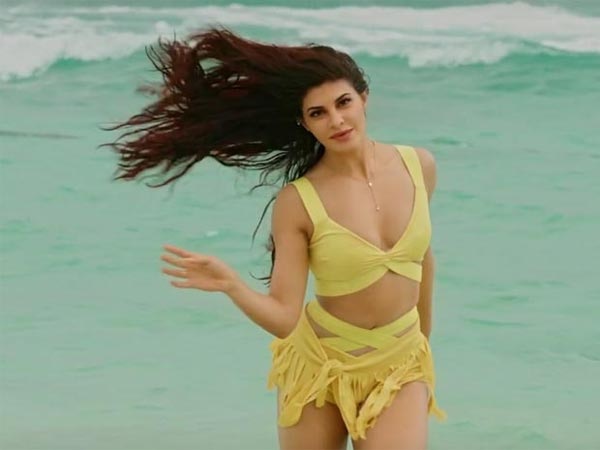 Jacqueline Fernandez outshines Taapsee Pannu in 'Judwaa 2' Jacqueline Fernandez outshines Taapsee Pannu in 'Judwaa 2'