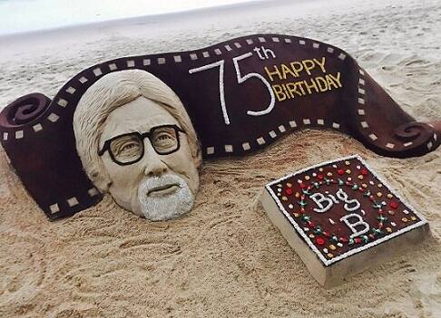 This is how well known sand artist Sudarshan Pattnaik pays tribute to Big B. (Image- Twitter@sudarsansanc)