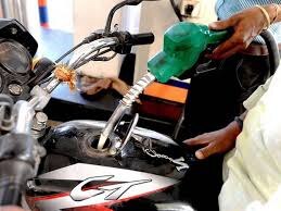 Petrol, diesel prices fall in Delhi; Check out today's fuel rates Petrol and Diesel prices fall in Delhi; Check out today's fuel rates