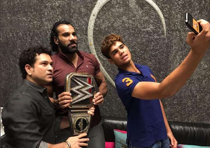 The master blaster and Arjun were seen having a gala time with Jinder Mahal as Arjun indulged in a selfie spree with the wrestler.
