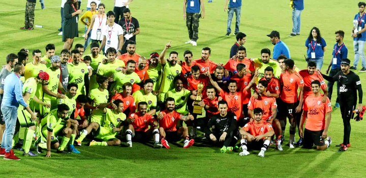 It had to be more than just a game of football between the country’s biggest film stars and finest cricketers. The stars made it a night to remember for the capacity crowd in Mumbai by scoring ten goals. ( All Photos: Fotocorp)