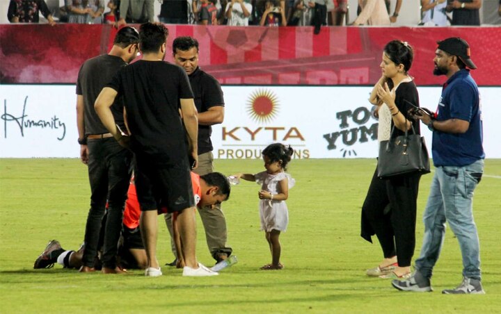 Ziva was also seen tapping her father’s head before the start of the match.