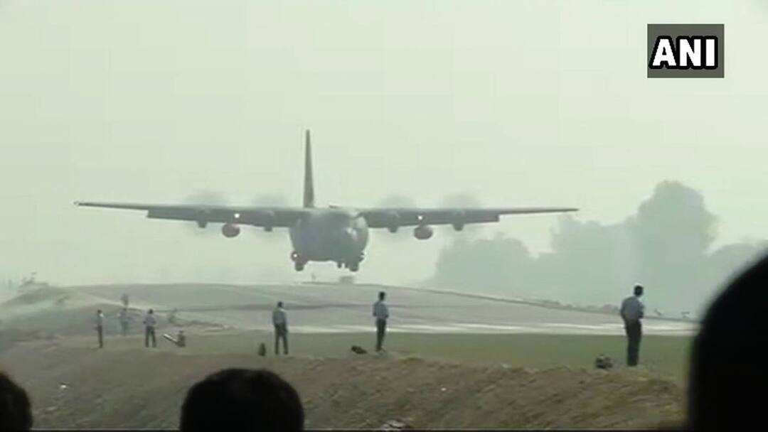 Touchdown Exercise: IAF Jet Planes Land On Lucknow-Agra Expressway Near Unnao Touchdown Exercise: IAF Jet Planes Land On Lucknow-Agra Expressway Near Unnao