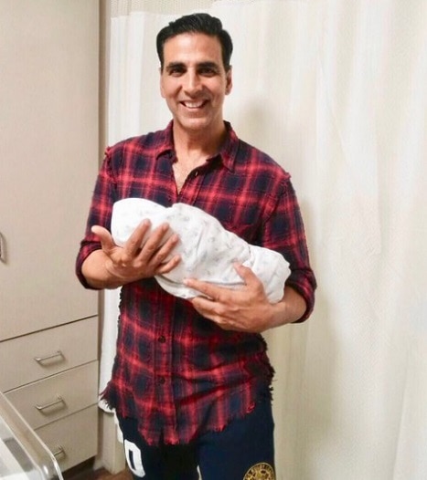 Akshay Kumar shares first picture of Asin-Rahul’s ‘little angel’ Akshay Kumar shares first picture of Asin-Rahul's 'little angel'