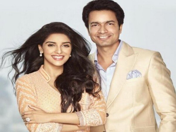 Akshay Kumar shares first picture of Asin-Rahul's 'little angel